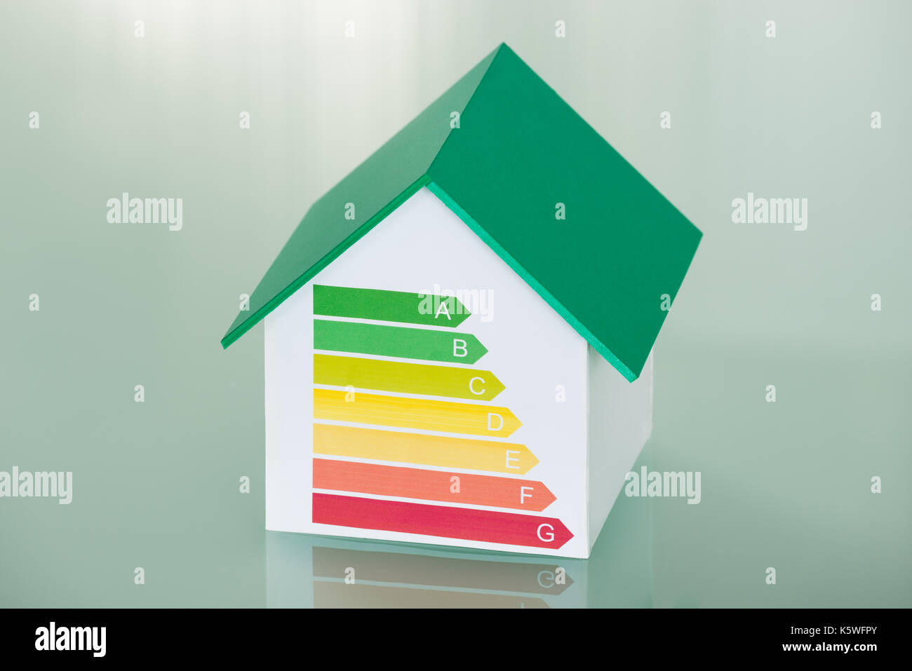 Nahaufnahme eines Hauses des Modells mit Energieeffizienz Rate Stockfoto