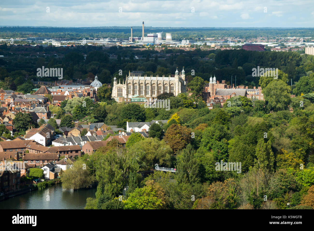 Historische Ansicht von einer erhöhten Position der Eton Chapel (in der Mitte des Rahmens) und des Eton College. Slough Handelsgebiet ist in der Ferne. GROSSBRITANNIEN. Die Kamera ist in Windsor positioniert, so dass die Bäume im Vordergrund Windsor Bäume sind Stockfoto