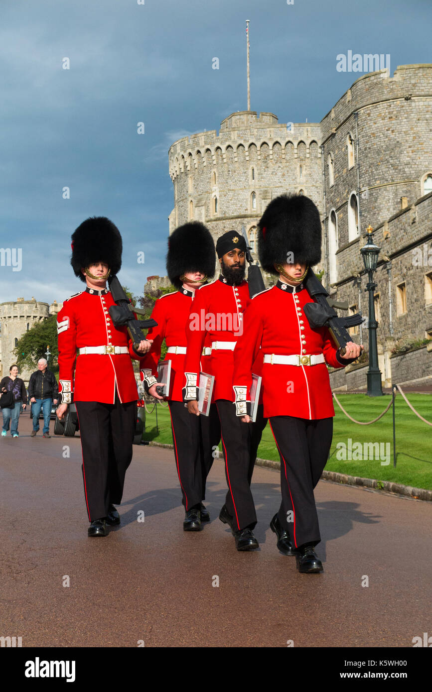Britische Armee Soldaten/Schloss Windsor Schutzblech (7 Firma Coldstream Guards), die traditionelle rote Uniform & Bärenfellmütze hat/Bärenfellmützen & Turban der Sikhs. Stockfoto