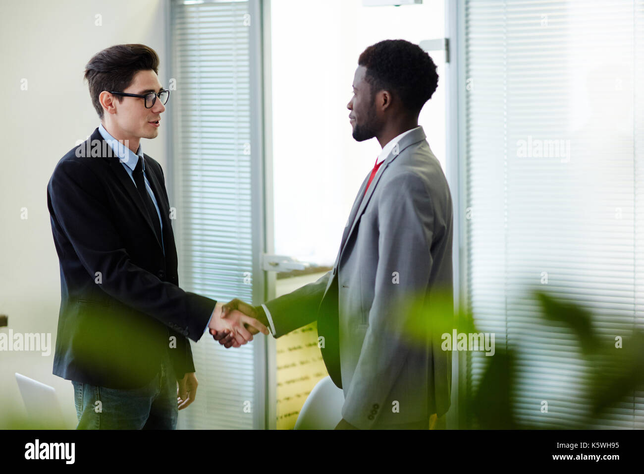 Einladende Business Partner Stockfoto