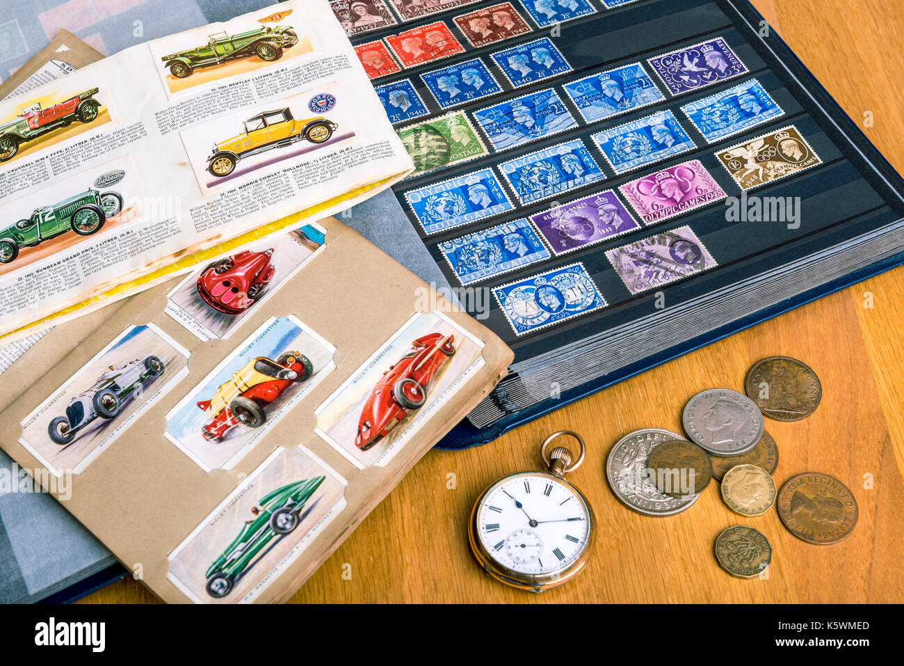 Briefmarken-, Zigaretten- Karten, Münzen, beobachten. Collectible Sammlung, nostalgische Erinnerungen. Stockfoto