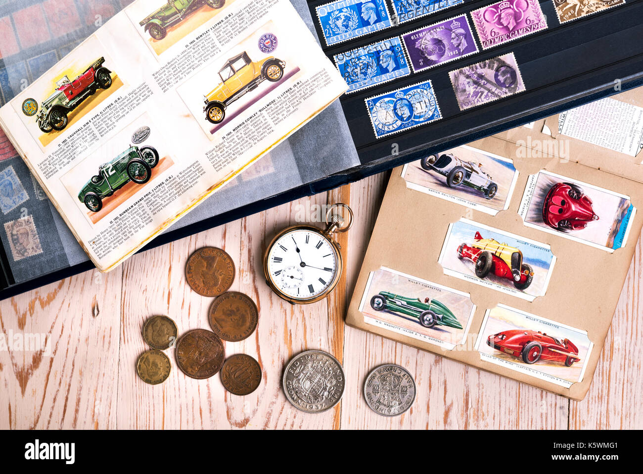 Briefmarken-, Zigaretten- Karten, Münzen, beobachten. Collectible Sammlung, nostalgische Erinnerungen. Stockfoto