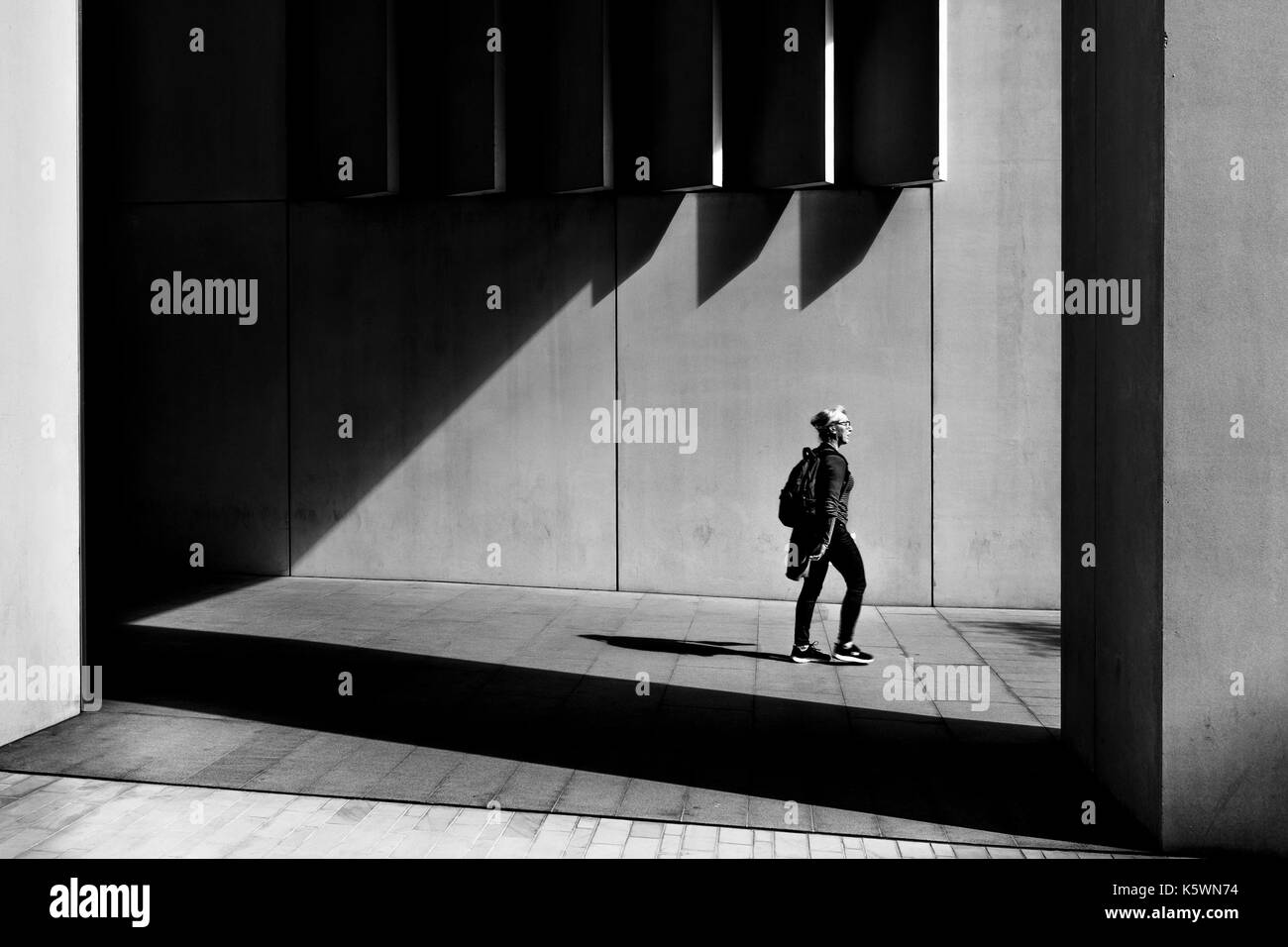 London schwarz und weiß Street Fotografie: Licht und Schatten in der zeitgenössischen urbanen Umgebung, London, UK Stockfoto
