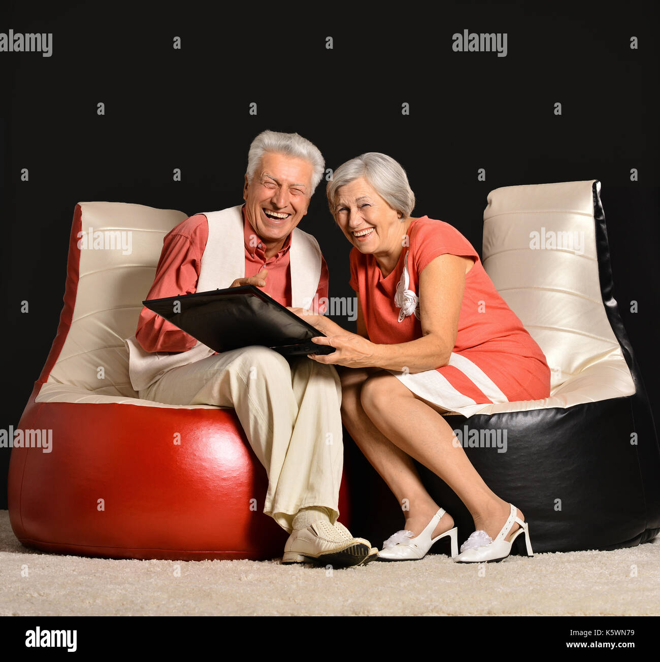 Senior Paar sitzen auf Sesseln Stockfoto