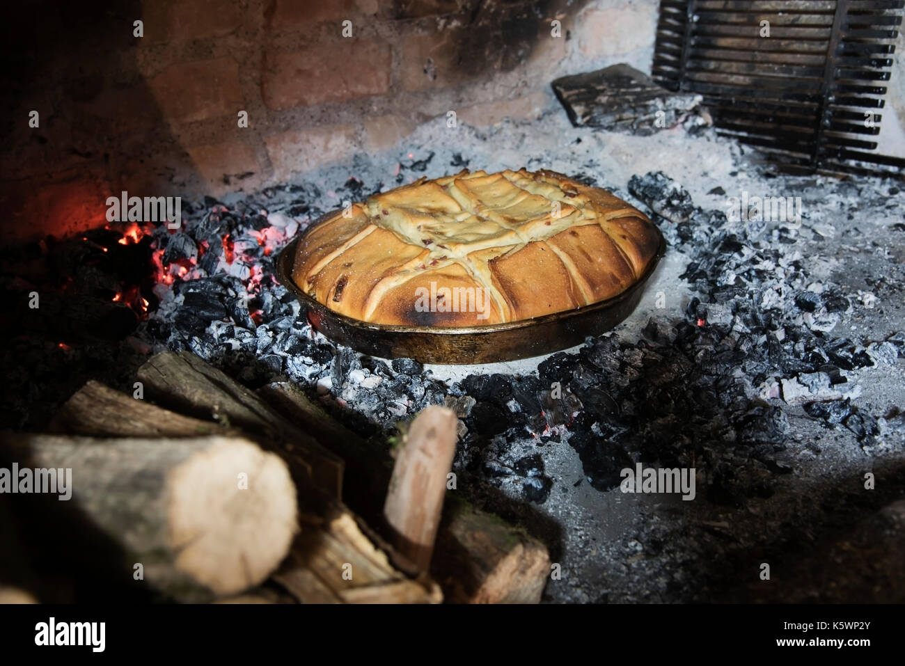 Frisch Brot gebacken in einem Feuer Brot Backofen Umgeben von brennenden Feuerzeug Stockfoto