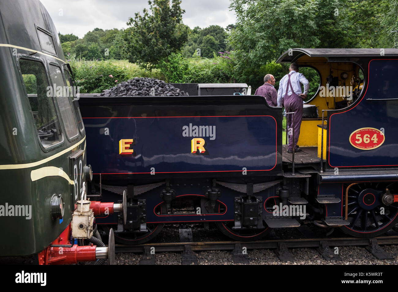 Y14 Dampfmaschine und Klasse 101 Diesel Lokomotive in Weybourne, North Norfolk Eisenbahn, Bahnhof, England, Großbritannien Stockfoto