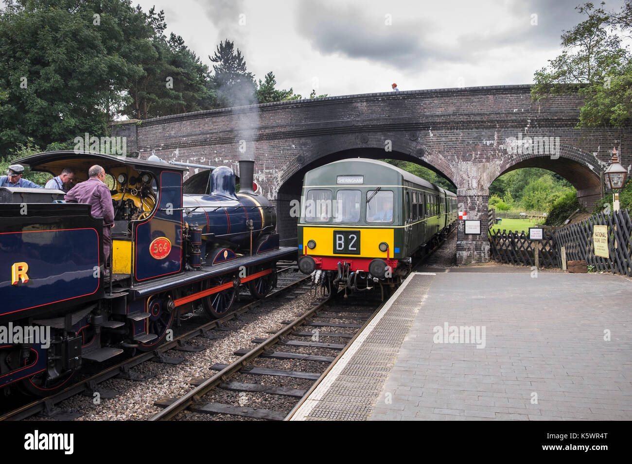 Y14 Dampfmaschine und Klasse 101 Diesel Lokomotive in Weybourne, North Norfolk Eisenbahn, Bahnhof, England, Großbritannien Stockfoto