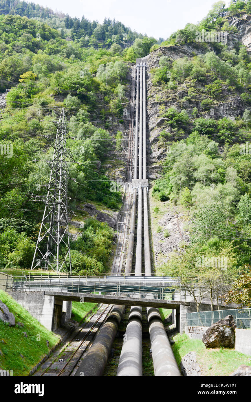 Power Station machen Strom aus einem Wasserkraftwerk auf die leventina in den Schweizer Alpen Stockfoto