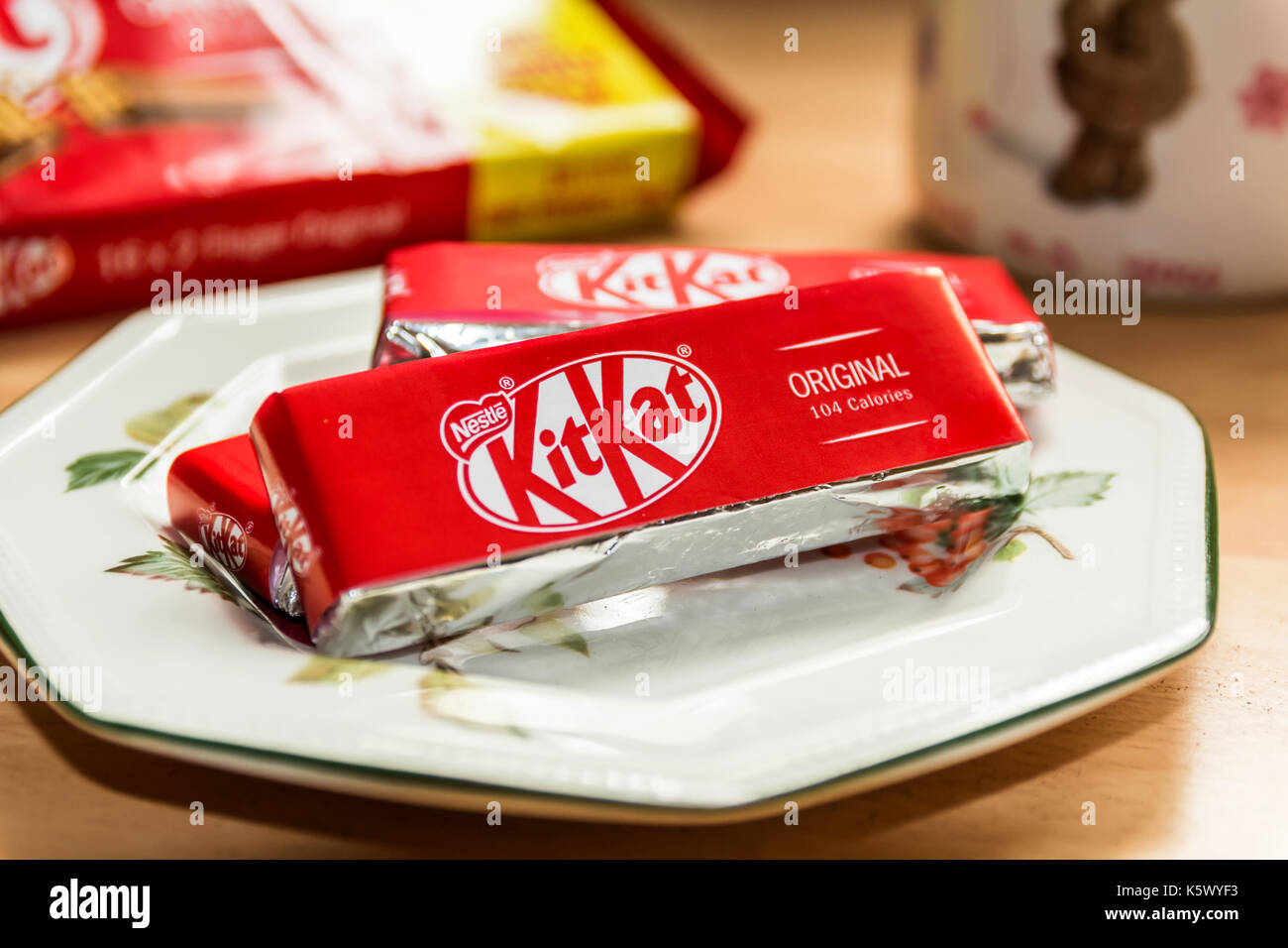 TELFORD, Shropshire, Großbritannien - 6 September 2017: Still Life" snacks KitKat' angezeigt auf einem seitlichen Platte mit einer Tasse Kaffee im Hintergrund Stockfoto