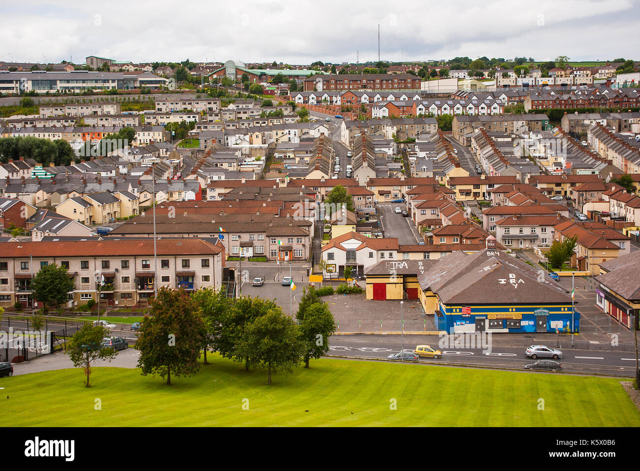 Der berühmte katholische Bogside, ein Zuhause der irischen Republikanischen Bewegung in der Stadt Londonderry in Nordirland, von den Mauern des Anc aus gesehen Stockfoto