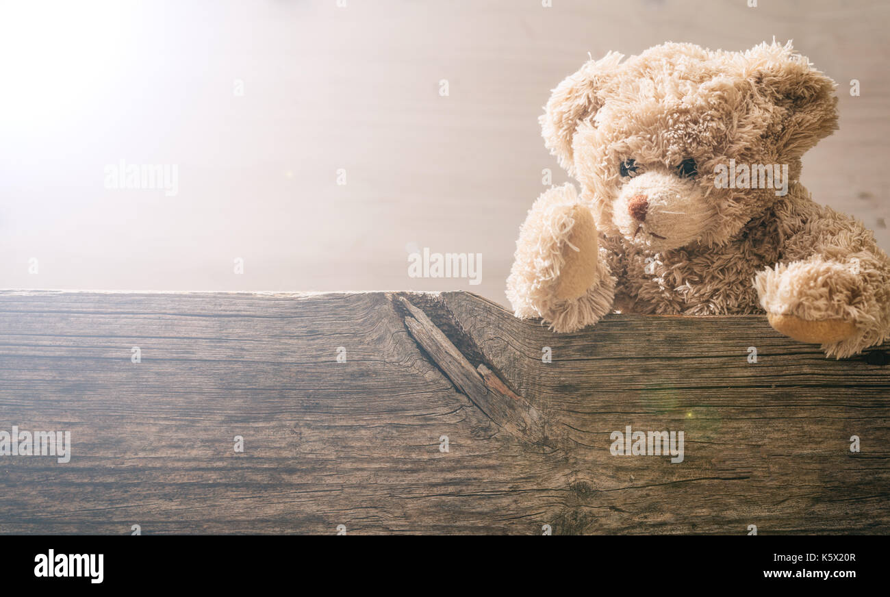 Teddybär auf Holz- Hintergrund, kopieren Raum Stockfoto
