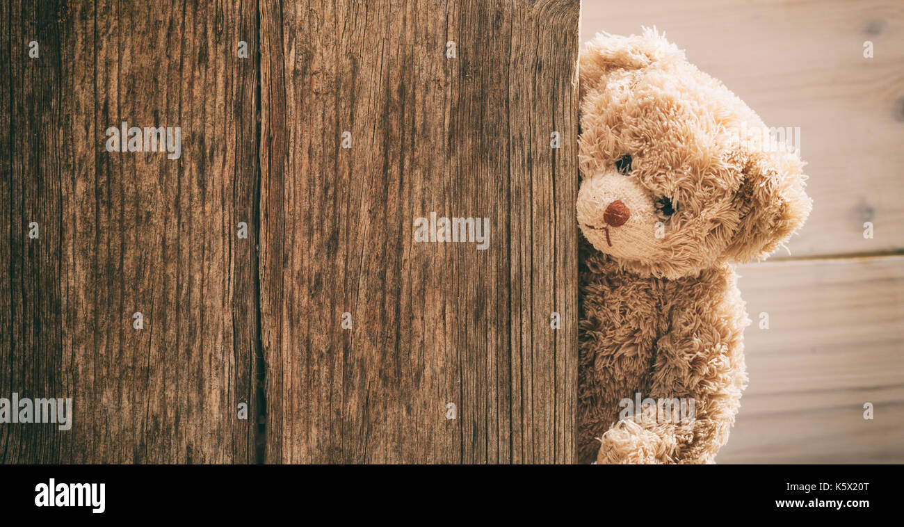 Teddybär auf Holz- Hintergrund, kopieren Raum Stockfoto