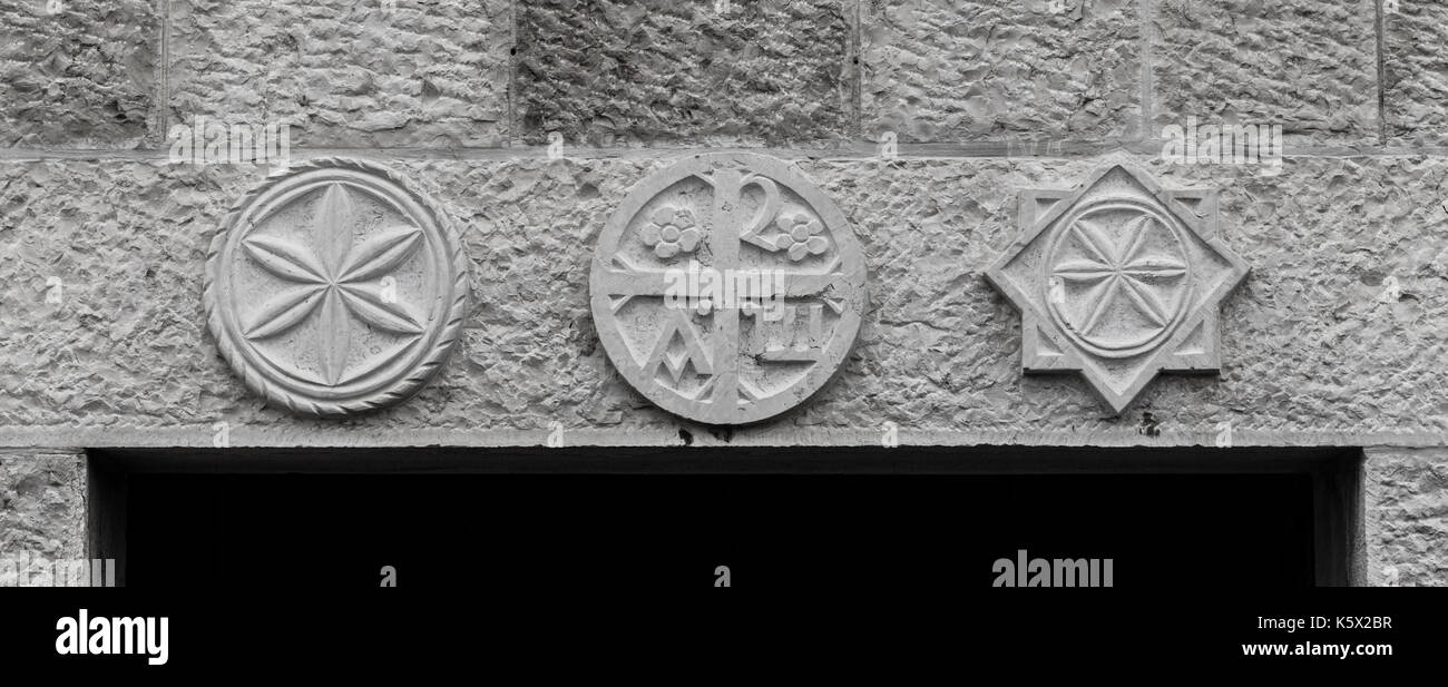 Symbole oberhalb der Türen Stockfoto
