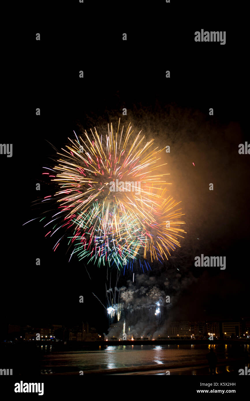 Gelbe Farbe fireworks Explosion in Semana Grande Donostia 2017. Stockfoto