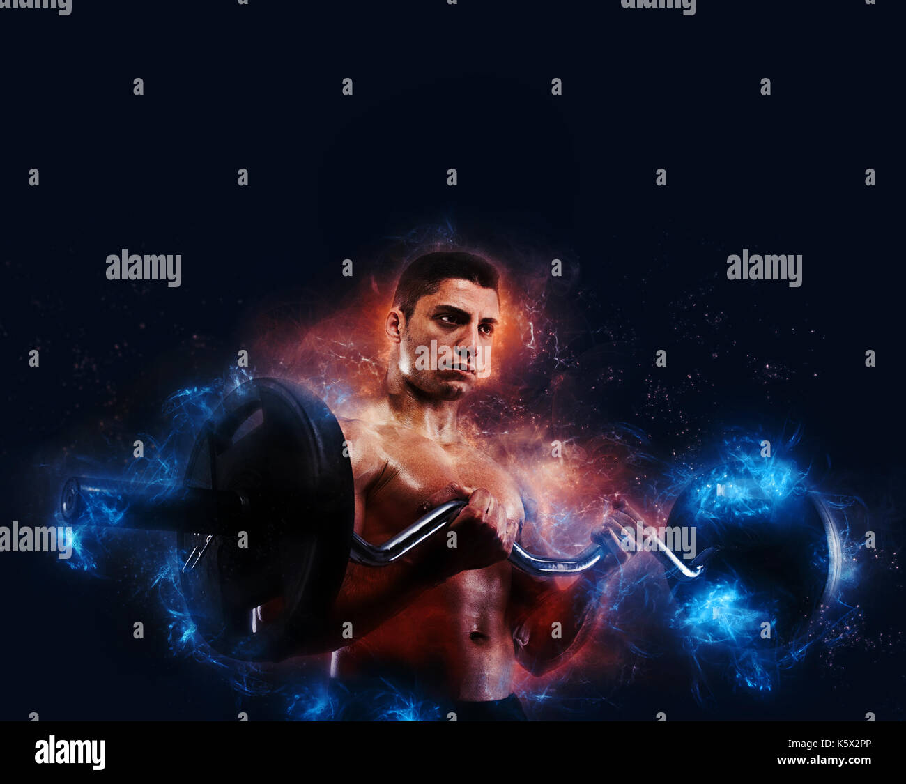 Athletischer Mann training Bizeps mit Energie Lichteffekt Stockfoto