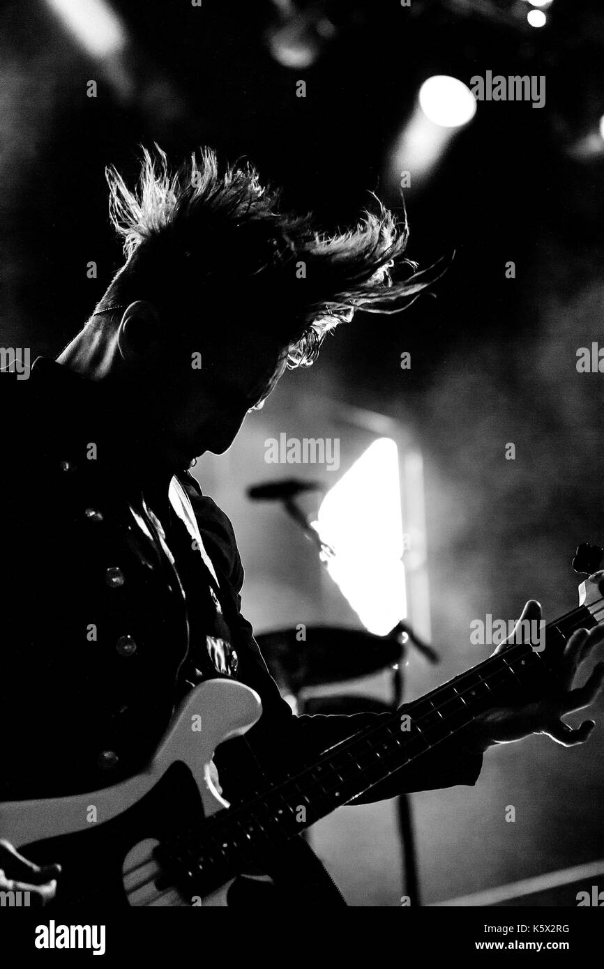 NAMPA, Idaho - 25. SEPTEMBER: Eric Bass von Shinedown führt für die Menschen in den Rockstar Uproar Festival am 25. September 2012 in Nampa, Idaho. Stockfoto