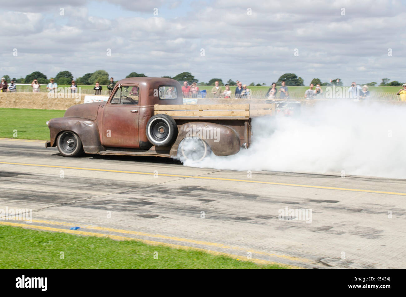 Hot Rod drag racing auf atomarer Vintage Festival, einschließlich ausbrenner aus der Gasser Zirkus. Stockfoto