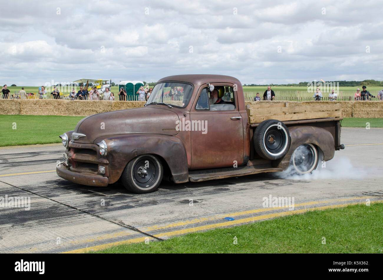 Hot Rod drag racing auf atomarer Vintage Festival, einschließlich ausbrenner aus der Gasser Zirkus. Stockfoto