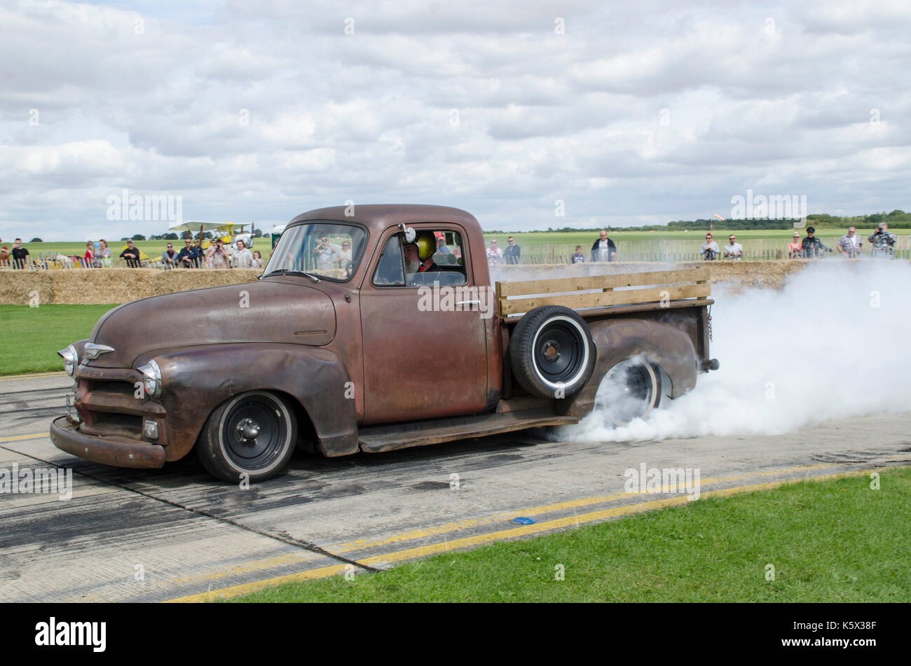 Hot Rod drag racing auf atomarer Vintage Festival, einschließlich ausbrenner aus der Gasser Zirkus. Stockfoto