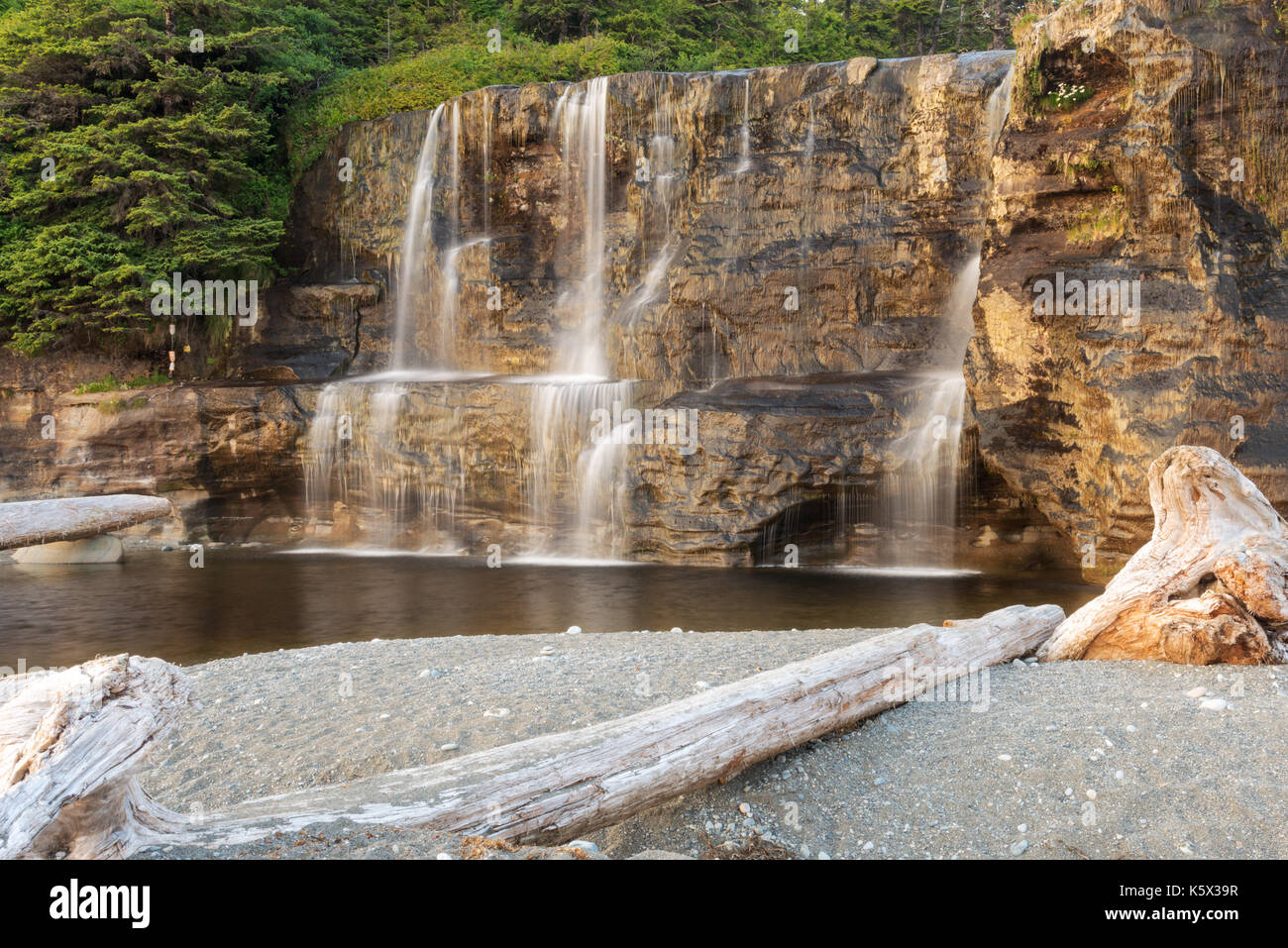 Tsusiat Falls im Pacific Rim National Park Stockfoto