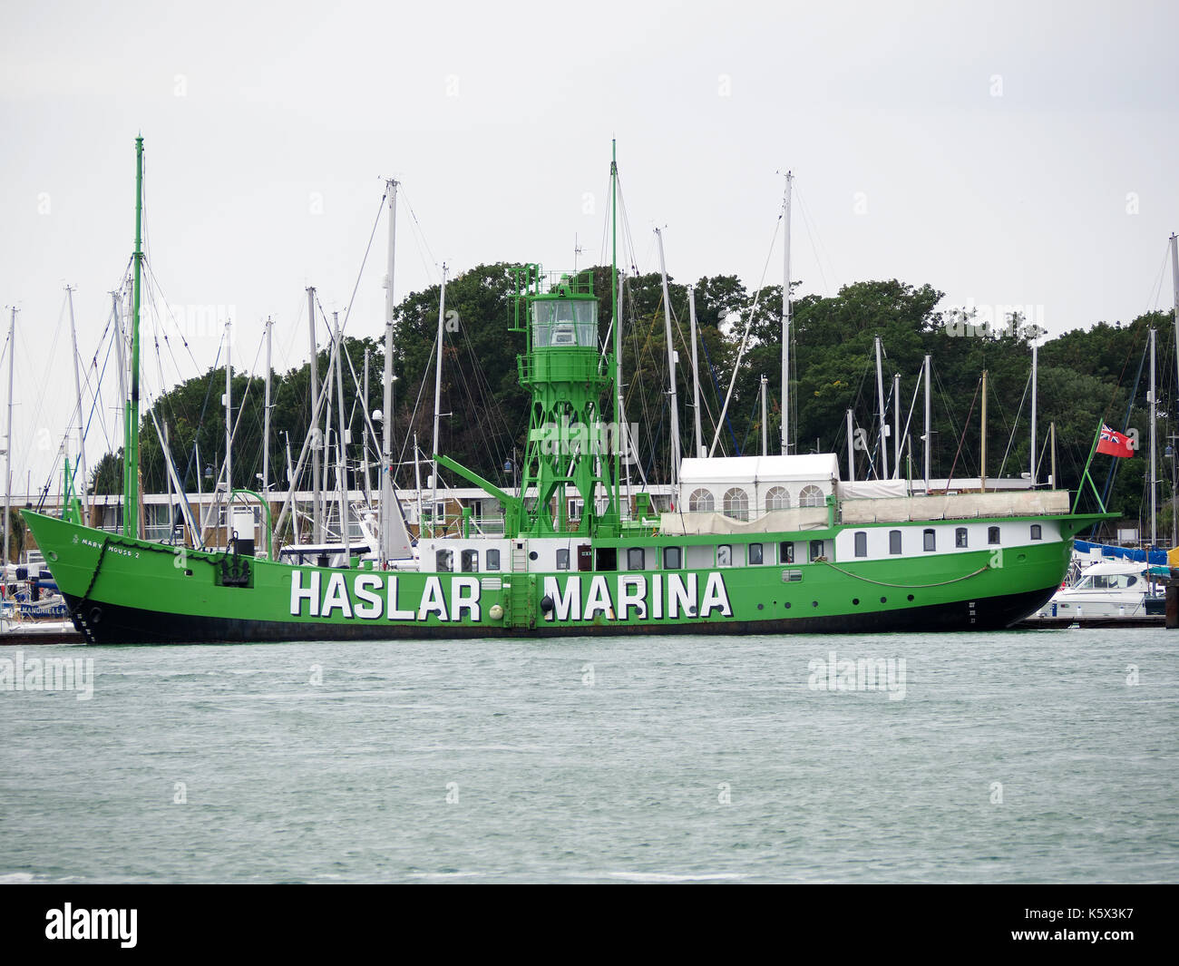 Blick auf das grüne Licht Schiff an Haslar Marina Gosport in Portsmouth Hafen Stockfoto
