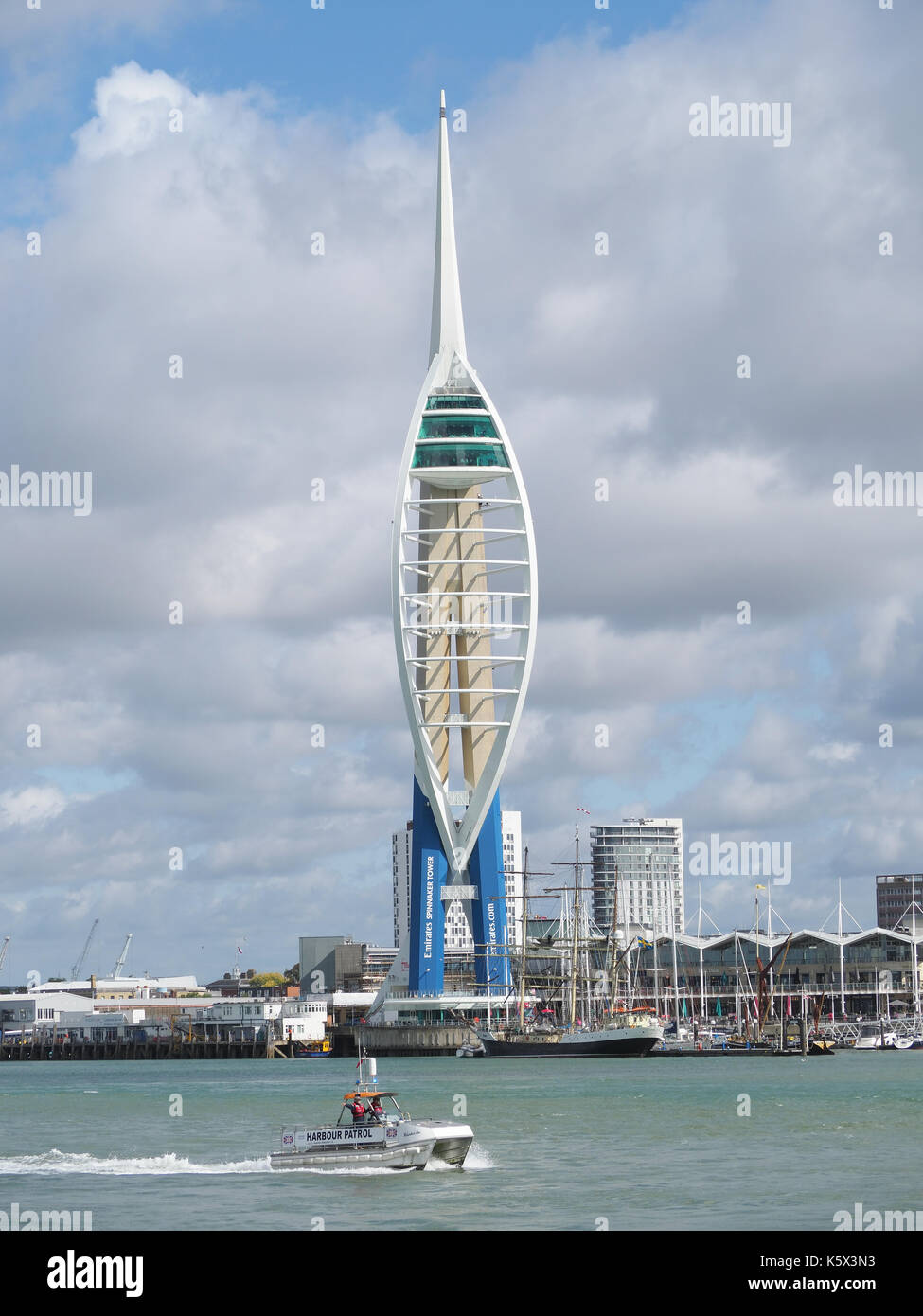 Blick auf die Emirate Spinnaker Tower in Portsmouth Harbour UK an einem bewölkten Sommertag Stockfoto