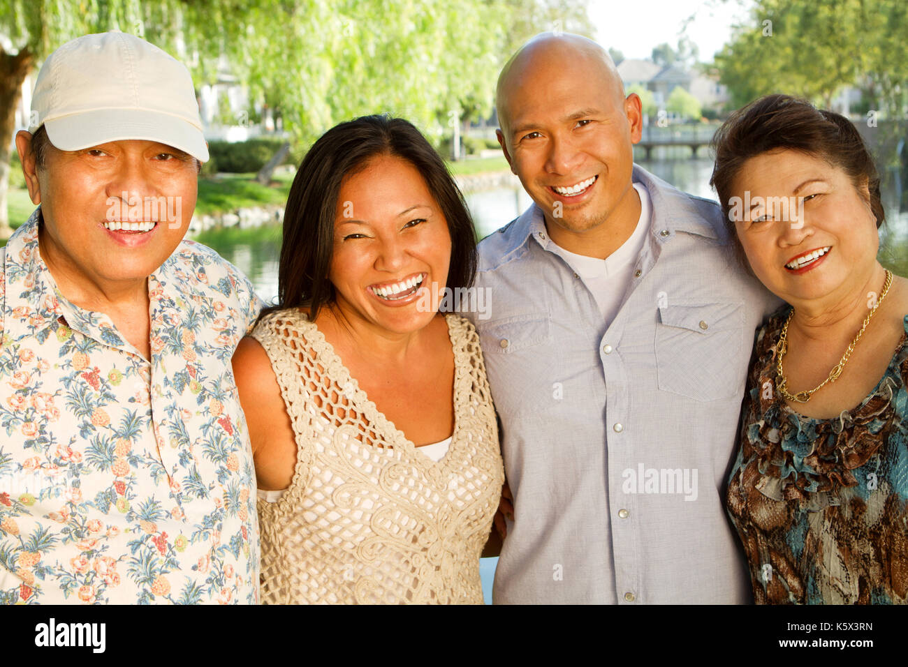 Asiatische Eltern mit ihren erwachsenen Kindern. Stockfoto