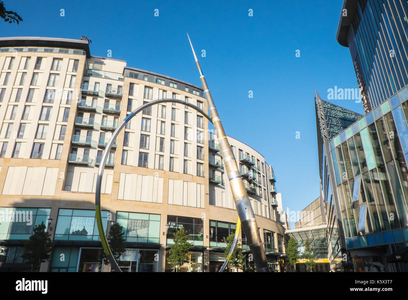 Die Hayes, Fußgängerzone. 'Allianz', Skulptur, Französisch, Künstler, Jean-Bernard Métais, außerhalb von St David's Shopping Centre und Cardiff Central Library, Stockfoto