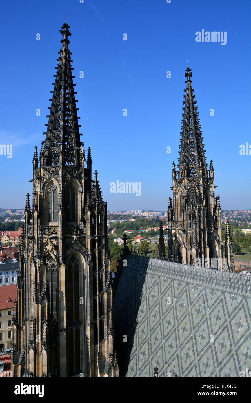 Der Ausblick auf die St. Vitus Kathedrale Glockenturm auf der Prager Burg. Stockfoto