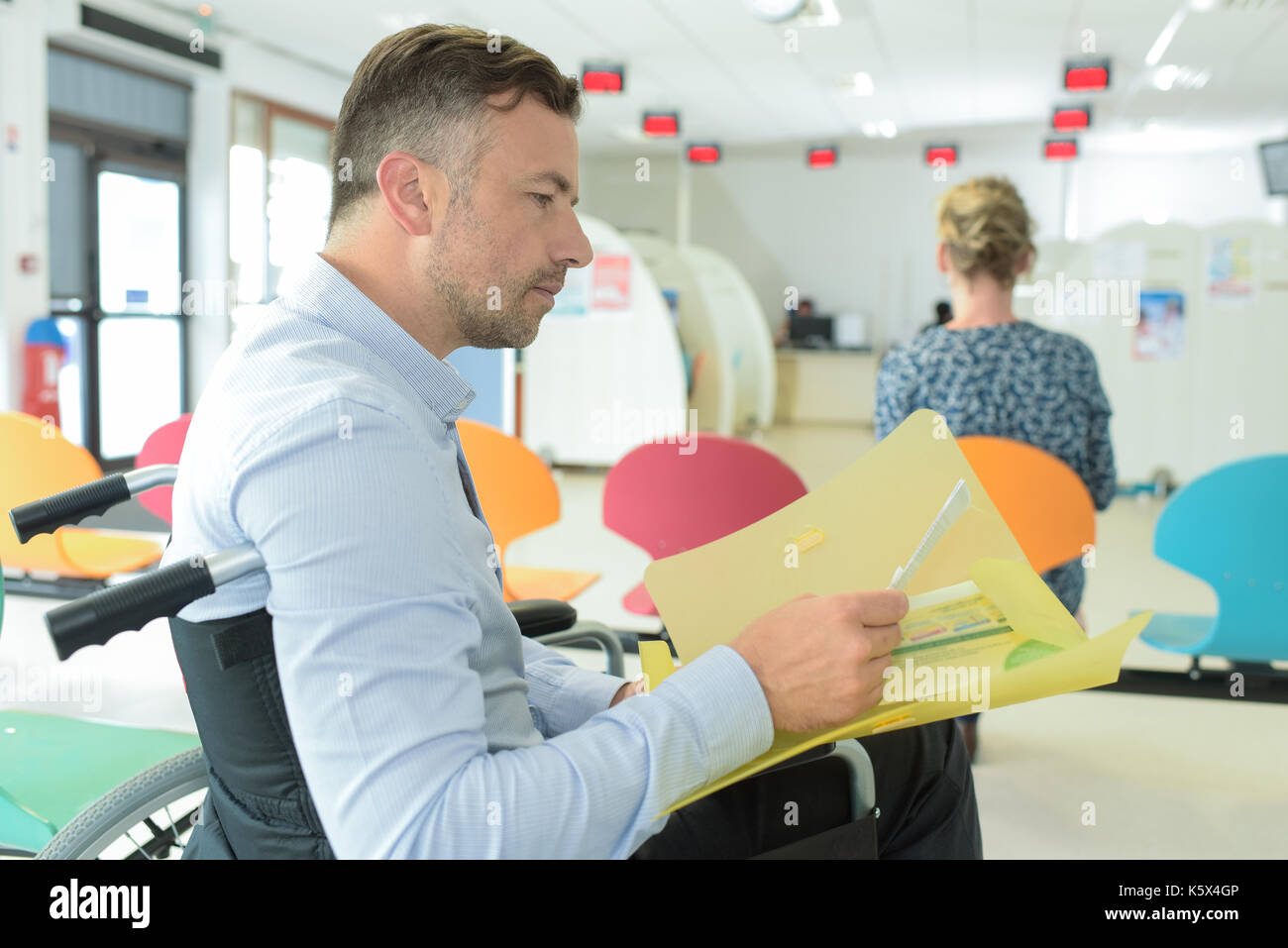 Behinderte Menschen im Wartezimmer Stockfoto