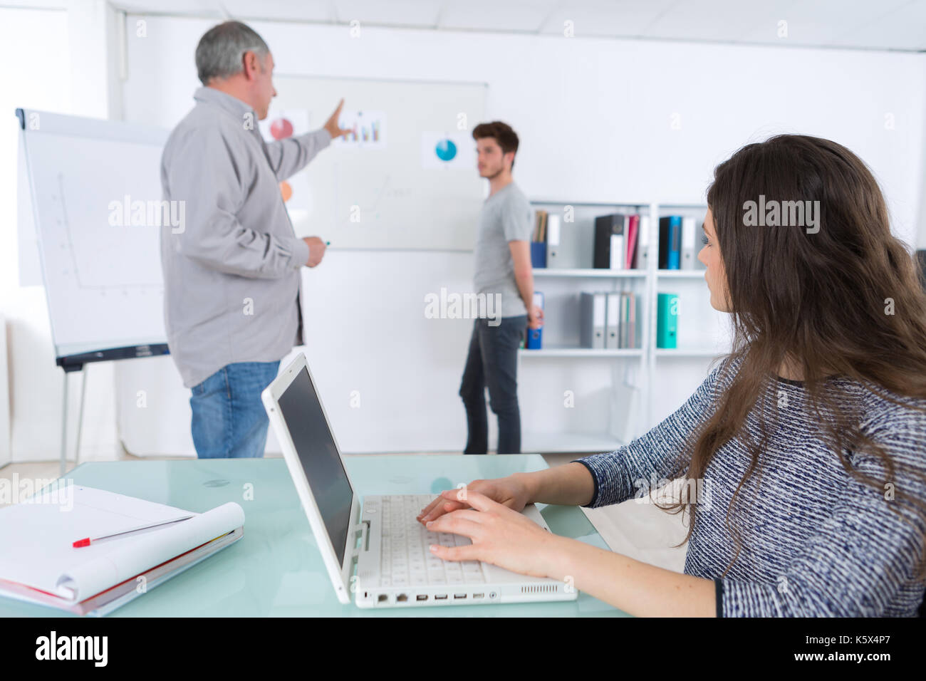 Lehrer und ältere Schüler in der Klasse Stockfoto