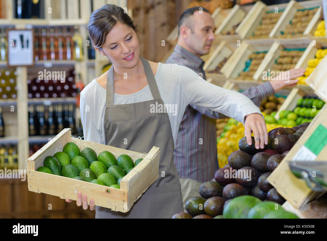 Lächelnd weibliche Verkäufer in Gemüse Markt Stockfoto
