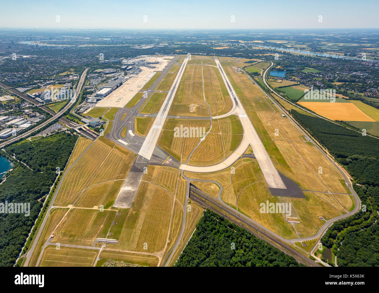 Flughafen Düsseldorf, Übersicht, Start und Landebahn Düsseldorf, Start und Landebahnen 23L und Flughafen Düsseldorf, Übersicht, Start und Landebahn Düsseldorf, Start und Landebahnen 23L und