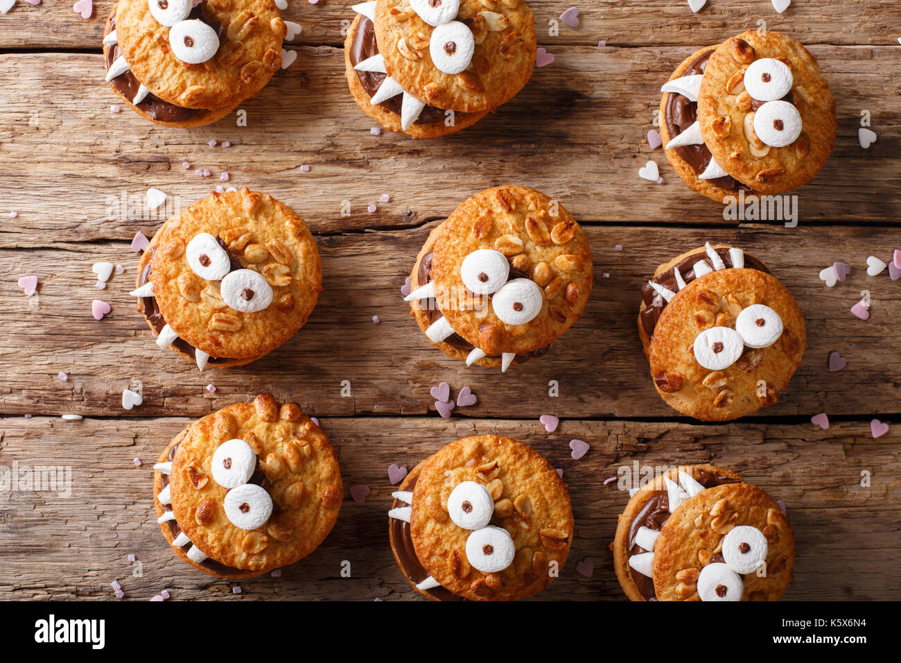 Halloween Hintergrund: Cookies Monster close-up auf dem Tisch. nach oben Blick von oben horizontal Stockfoto