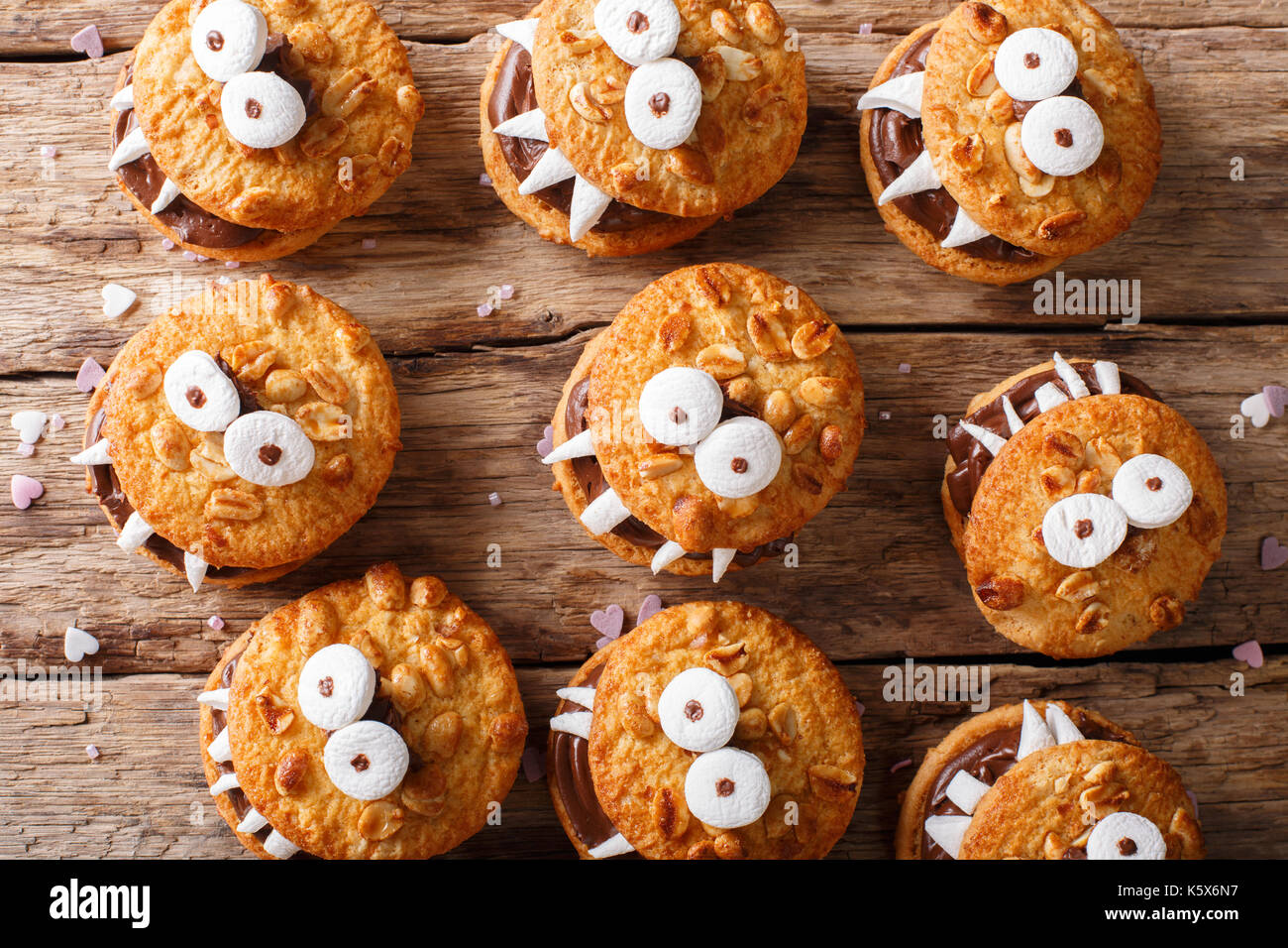 Halloween Dessert: lustige Monster aus Cookies close-up auf einem Tisch. nach oben Blick von oben horizontal Stockfoto