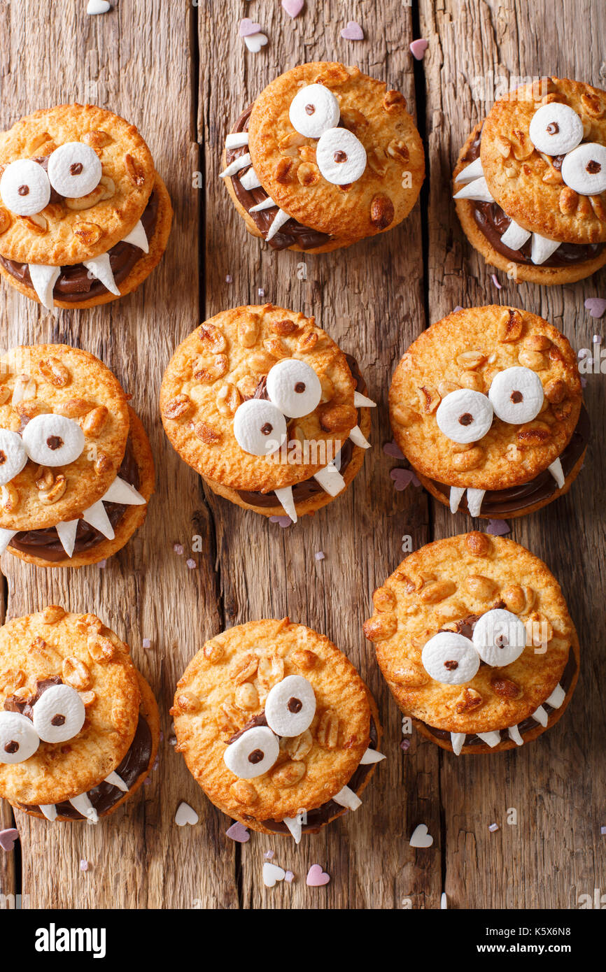 Halloween Hintergrund: Cookies Monster close-up auf dem Tisch. nach oben Blick von oben vertikal Stockfoto