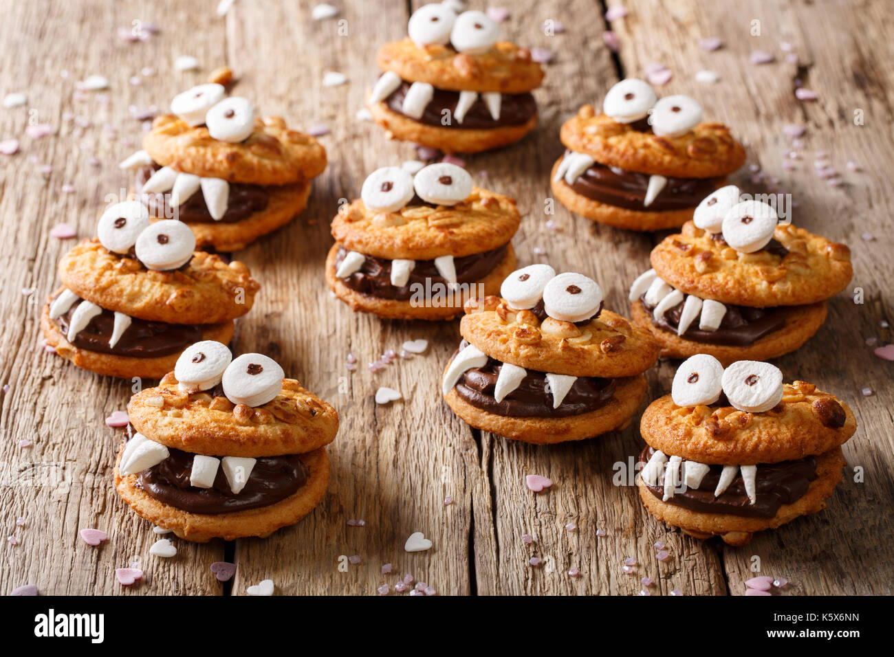Heloween Dessert: lustige Monster aus Kekse mit Schokolade und marshmelow Close-up auf dem Tisch. Horizontale Stockfoto