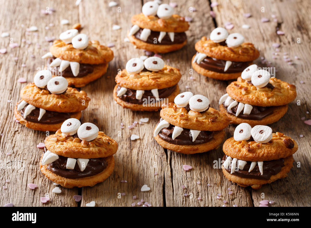 Heloween Dessert lustige Monster aus Kekse mit Schokolade und