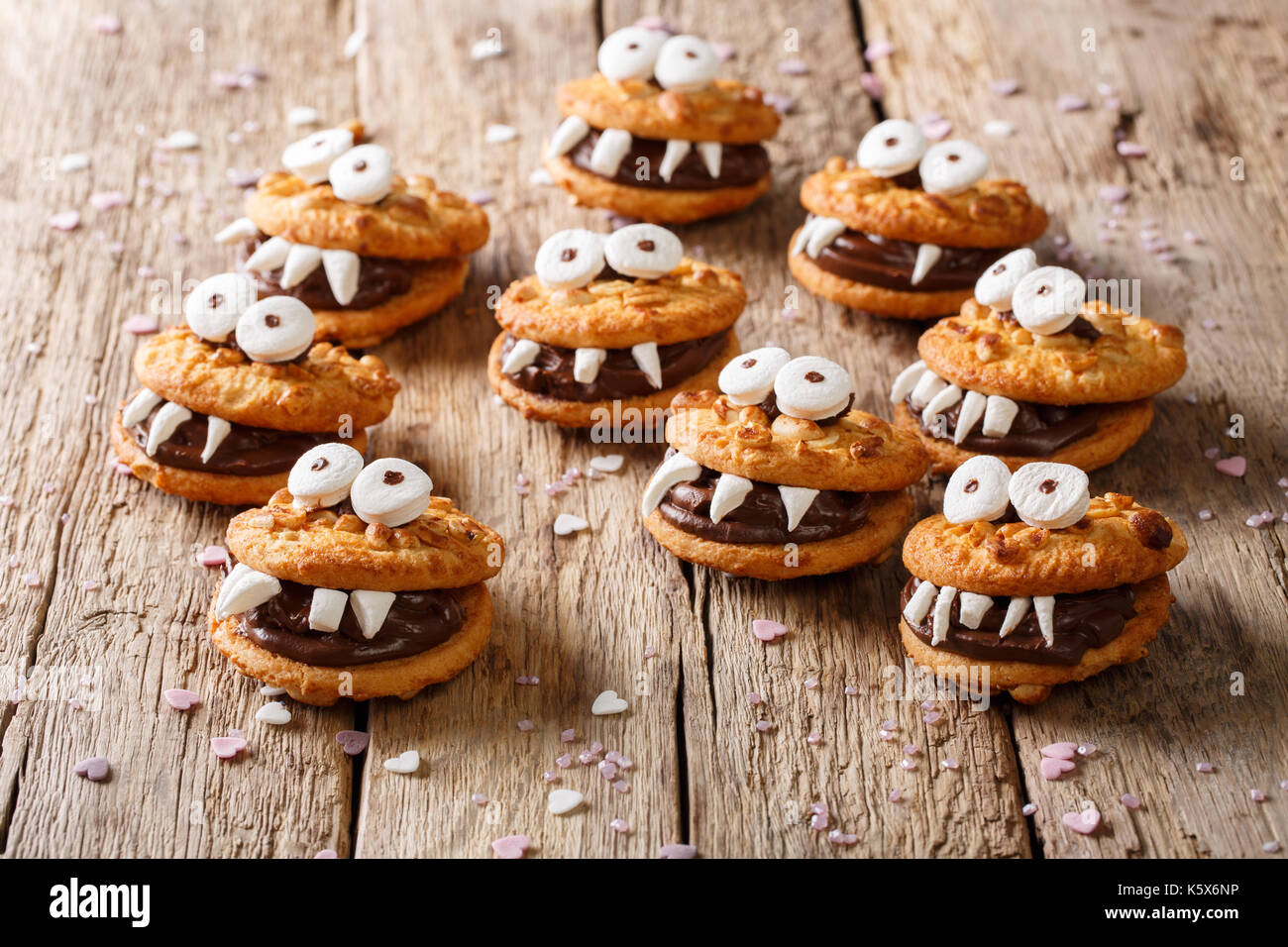 Halloween Dessert: lustige Monster aus Cookies close-up auf einem Tisch. Horizontale Stockfoto