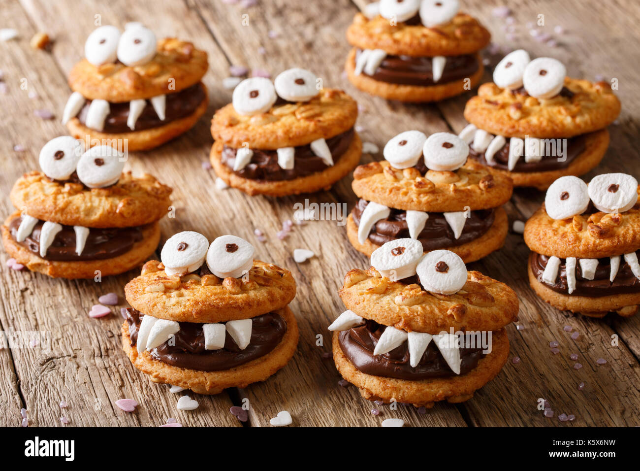 Zahnriemen Monster von Cookies close-up auf einem Tisch für Halloween. Horizontale Stockfoto