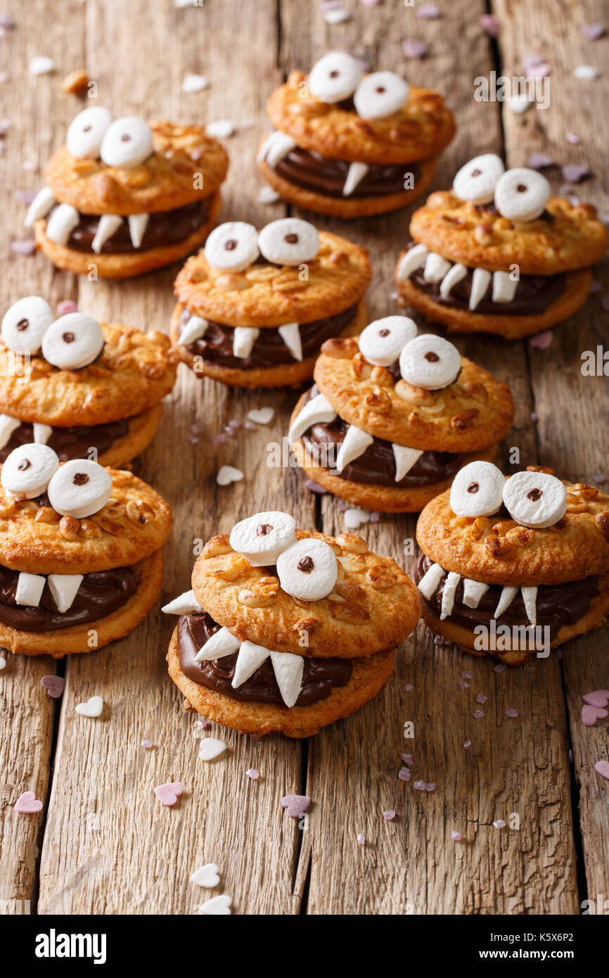 Erdnüsse Schokolade cookies Monster close-up auf einem Tisch für Halloween. Vertikale Stockfoto