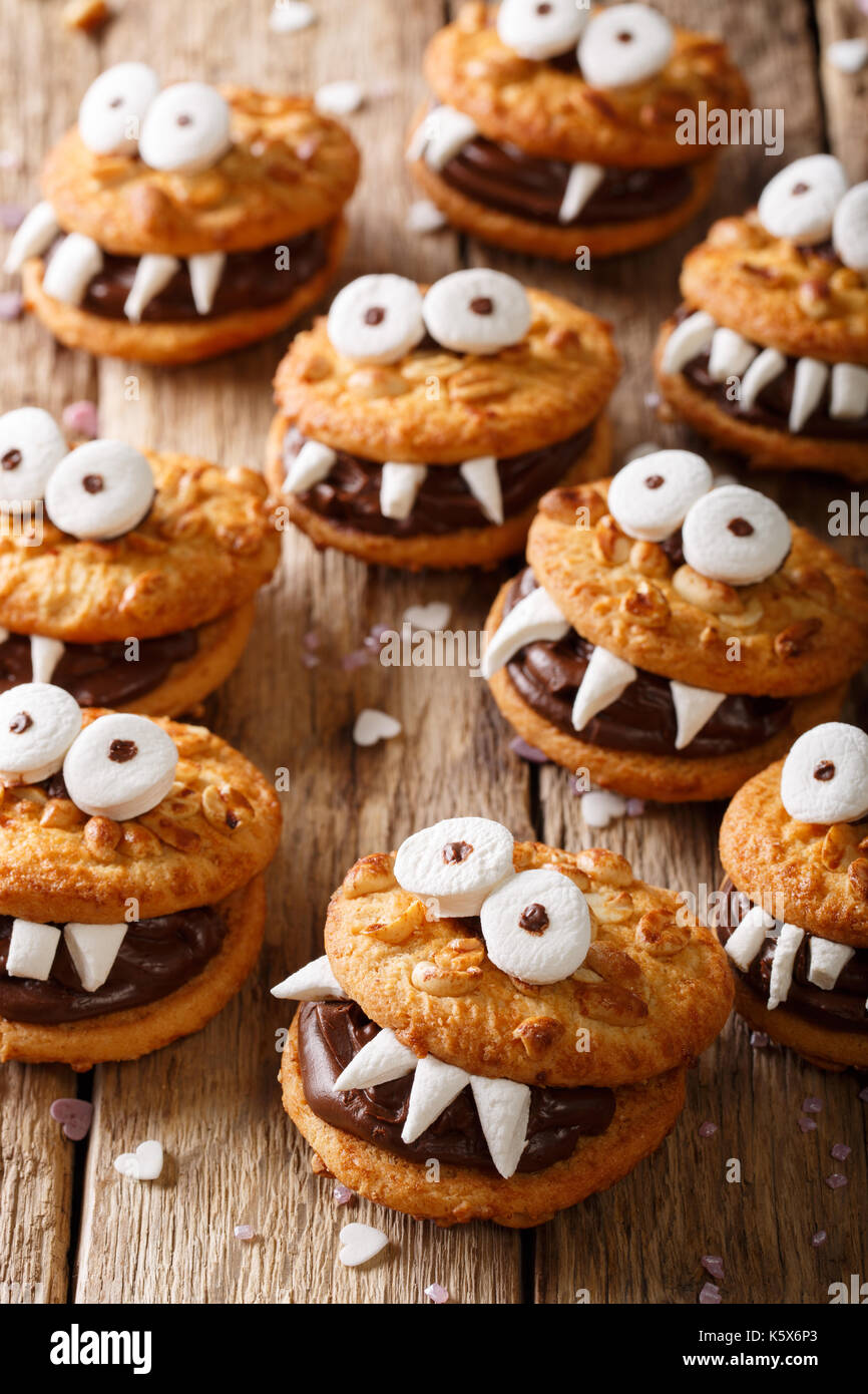 Halloween Hintergrund: Cookies Monster close-up auf dem Tisch. Vertikale Stockfoto