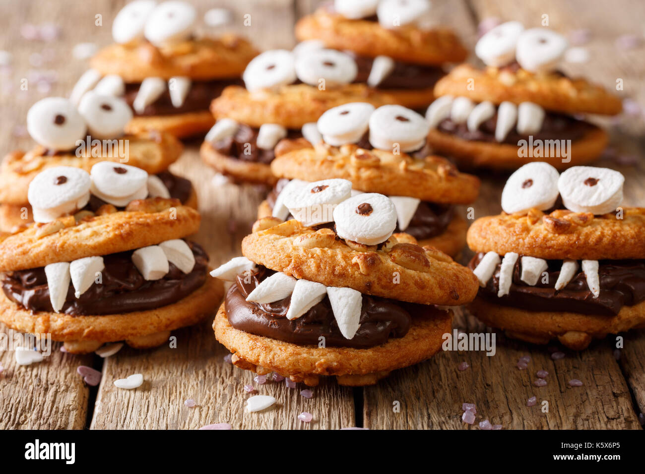 Monster aus einer Mutter Cookie mit Schokoladenfüllung close-up auf einem Tisch. Horizontale Stockfoto