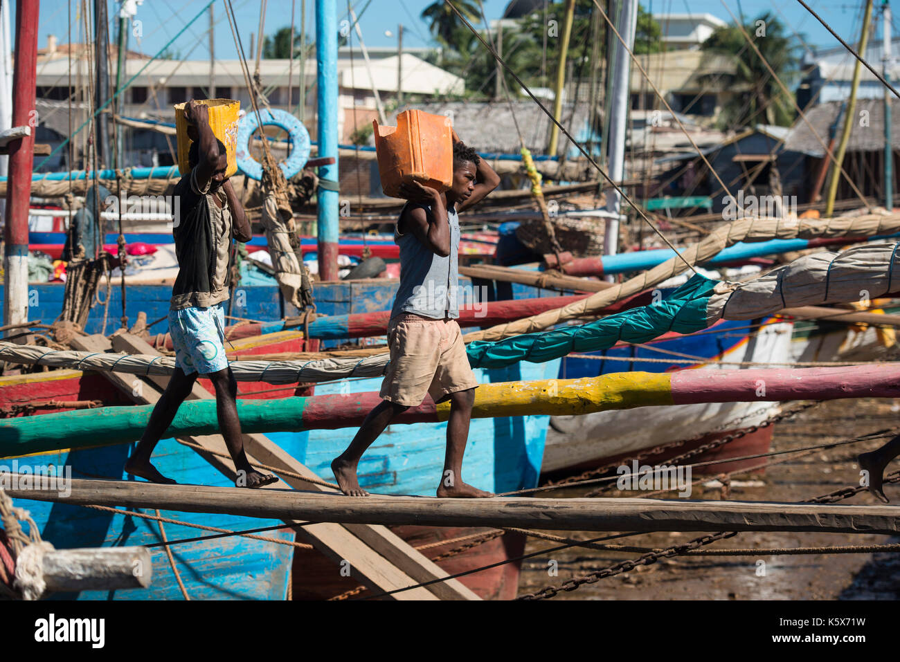 Männer aus - Beladen von Dhow im alten Dhow-Hafen, Mahajanga, Madagaskar Stockfoto