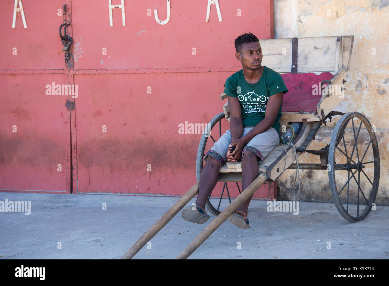 Pousse-pousse Fahrer warten auf Arbeit im Hafen, Mahajanga, Madagaskar Stockfoto