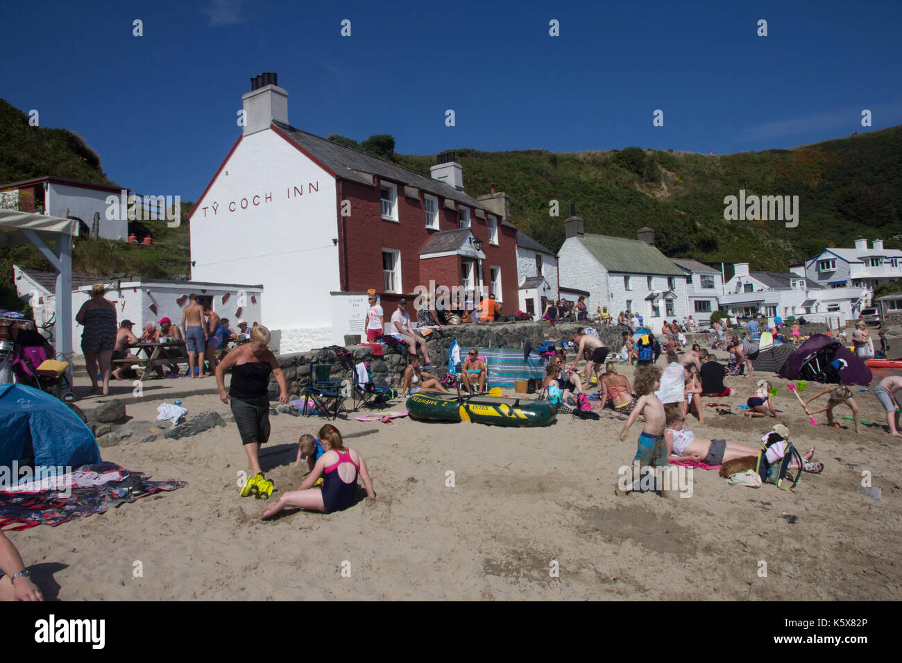 Strand mit Häusern und Pub, Porth Nefyn, North Wales, Vereinigtes Königreich, Großbritannien Stockfoto