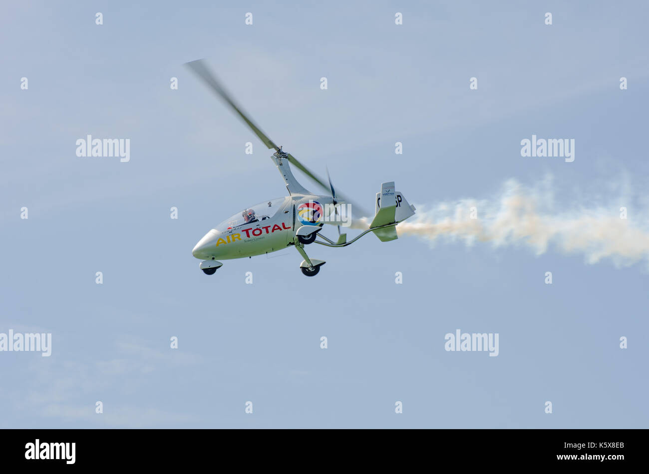 Clacton Essex Vereinigtes Königreich-25 August 2017: Gyro copter Fliegen über Clacton in jährlichen Free Air Display Stockfoto