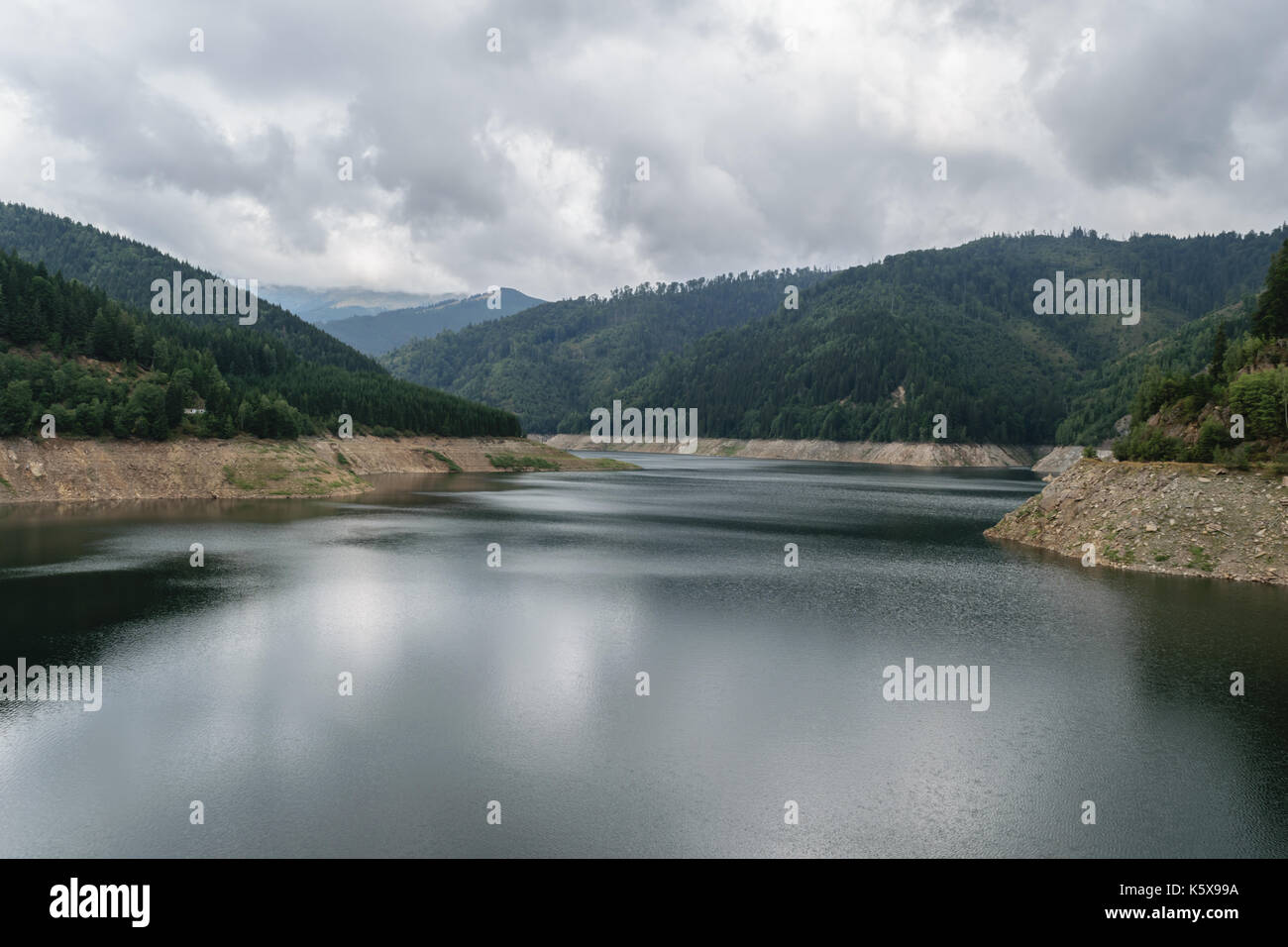 Pecingeanu Stausee am Fluss Dambovita. Akkumulation See, Hügeln und grünen Wald Hintergrund Stockfoto