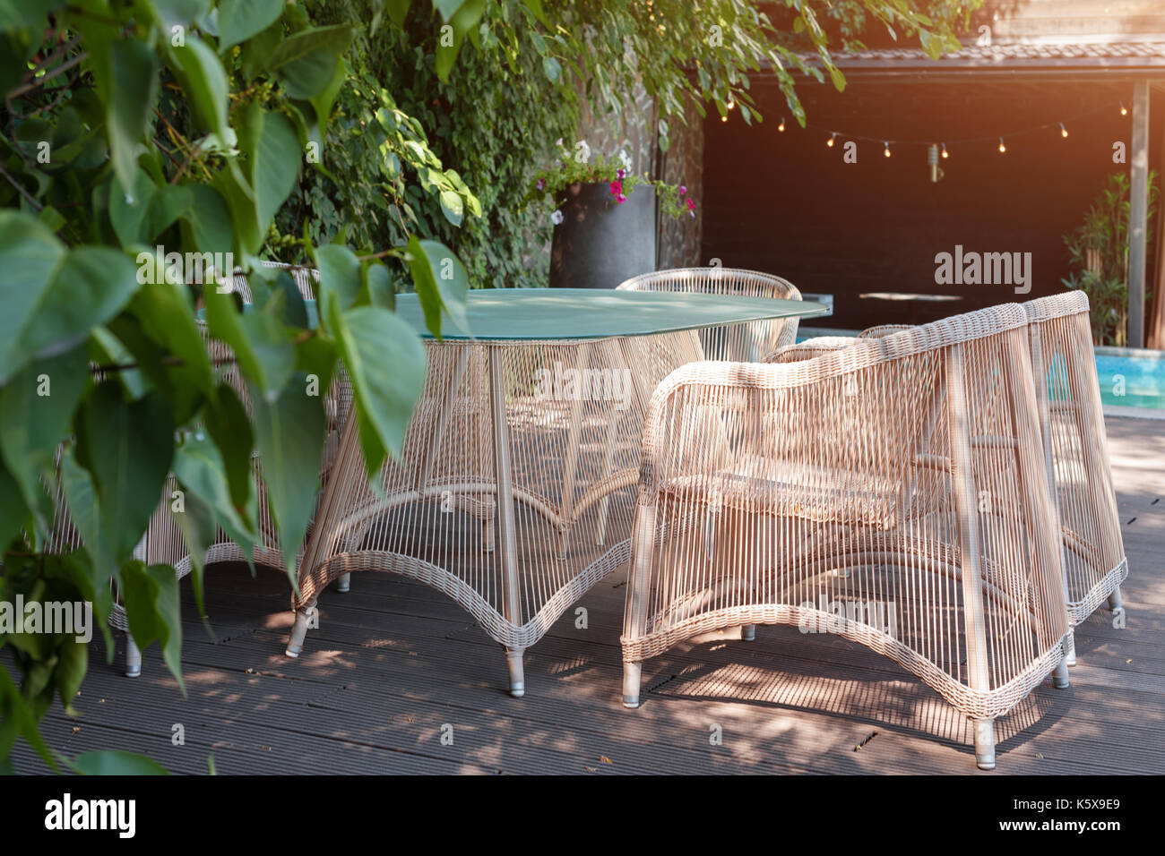 Rattansessel Und Ein Tisch Modernen Gartenmobeln Gemutliche Raum Fur Im Garten Entspannen Stockfotografie Alamy