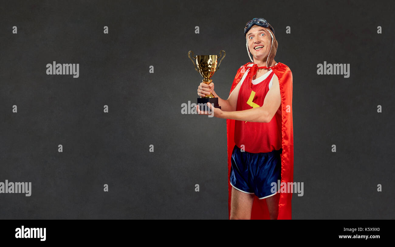 Lustige dünne Mann im Sport Kleidung passt eine Super Hero. Stockfoto